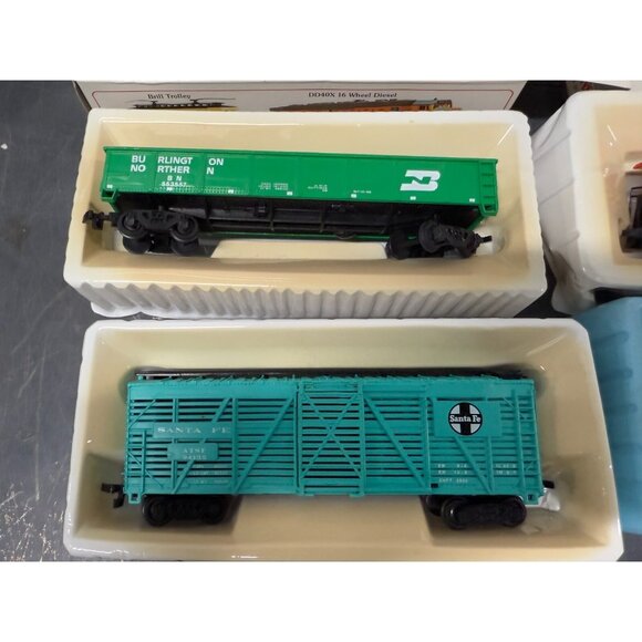 Bachmann Set of 4 HO Freight Cars - Union Pacific, Gerber, Santa Fe, Burlington - Picture 6 of 7